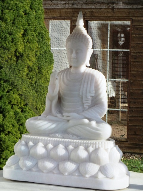 Buddha vor dem Haus